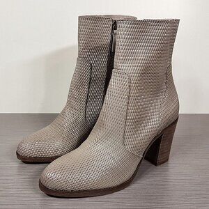 Hinge Daphne Bootie, Light Grey Leather, Womens Size 6.5